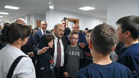 Eğitime Yakın İlgi: Vali İsmail Ustaoğlu Yarış Ortaokulu'nu Ziyaret Etti