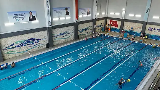 ALTIEYLÜL'DE 400 ÇOCUK YÜZME ÖĞRENİYOR