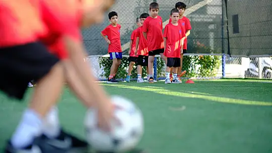 ALTIEYLÜL'DE SPOR OKULLARI TAM GAZ DEVAM EDİYOR