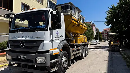 TARLA YOLLARI AÇILIYOR, ASFALT SERİMİ SÜRÜYOR