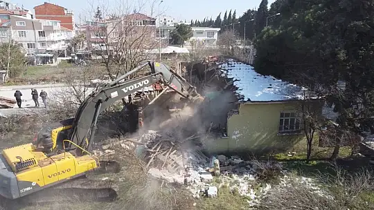 Altıeylül'de Metruk Yapılar Yıkılıyor