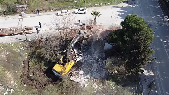 Altıeylül'de Metruk Yapılar Yıkılıyor