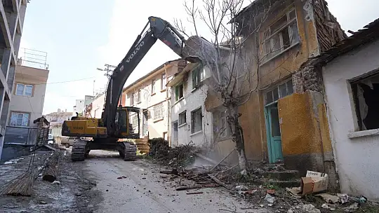 Altıeylül'de Metruk Yapılar Yıkılıyor