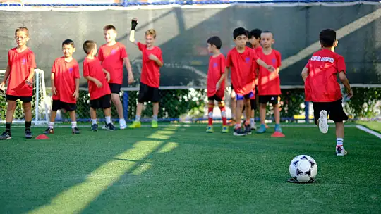 ALTIEYLÜL'DE SPOR OKULLARI TAM GAZ DEVAM EDİYOR
