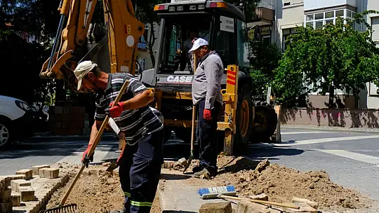 TARLA YOLLARI AÇILIYOR, ASFALT SERİMİ SÜRÜYOR