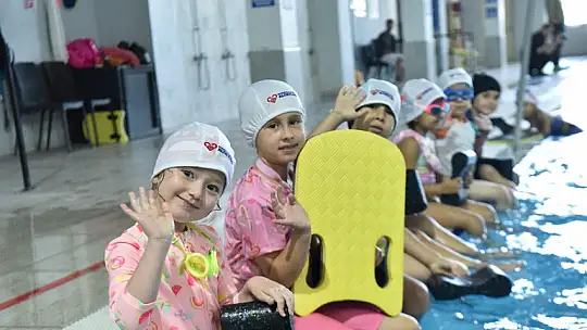 ALTIEYLÜL'DE 400 ÇOCUK YÜZME ÖĞRENİYOR