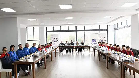 BAŞKAN HAKAN ŞEHİRLİ GELECEĞİN YILDIZLARINI AĞIRLADI