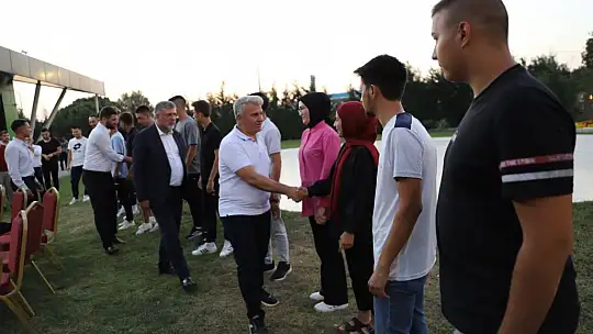 Milletvekili Mustafa Canbey, Közde Mısır Pişirip, Gençlere İkram Etti.