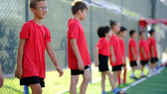 ALTIEYLÜL'DE SPOR OKULLARI TAM GAZ DEVAM EDİYOR