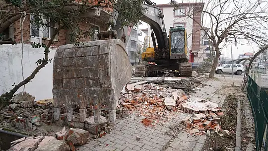Altıeylül'de Metruk Yapılar Yıkılıyor