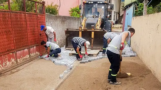 TARLA YOLLARI AÇILIYOR, ASFALT SERİMİ SÜRÜYOR