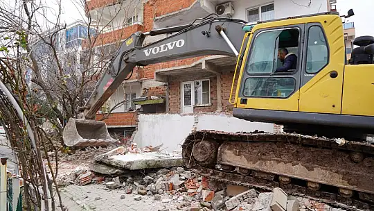 Altıeylül'de Metruk Yapılar Yıkılıyor