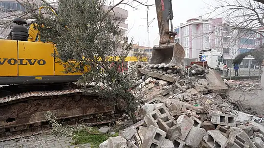 Altıeylül'de Metruk Yapılar Yıkılıyor
