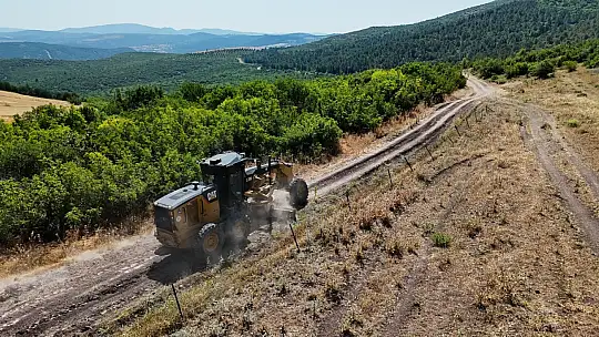 TARLA YOLLARI AÇILIYOR, ASFALT SERİMİ SÜRÜYOR
