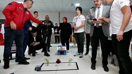 Bakan Tekin'den Susurluk'ta Öğrenci ve Öğretmenlere Ziyaret