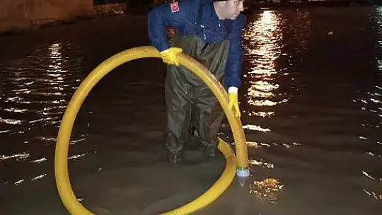 Büyükşehir Ekipleri Geceyi Ayakta Geçirdi