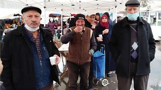 Bigadiç'te ücretsiz süt dağıtıldı