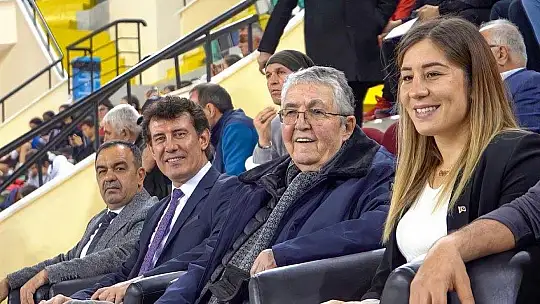 Yasemin Adar kadınlar Türkiye Güreş Şampiyonası devam ediyor