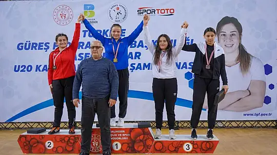 Balıkesirli Derya Nur Karaduman 65 Kiloda Türkiye Şampiyonu oldu