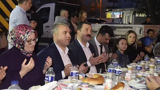 Mhp İftarlarına Altıeylül'de Devam Etti