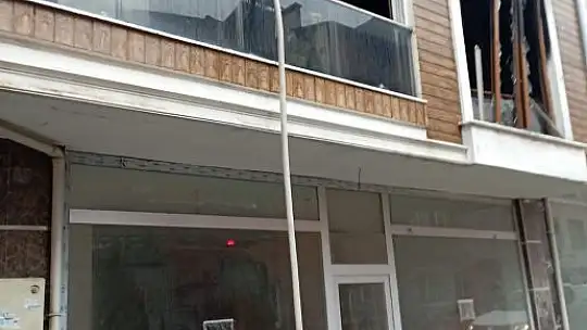 Yatalak İki Kişi Yanan Binada Mahsur Kaldı