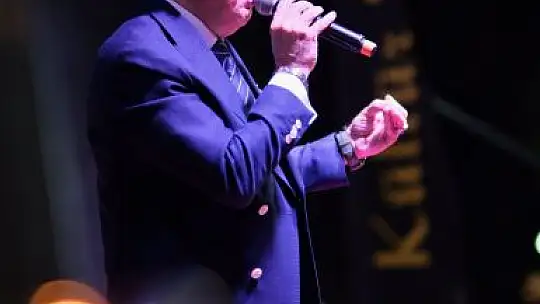 Altıeylül'de Ahmet Selçuk İlkan Rüzgârı