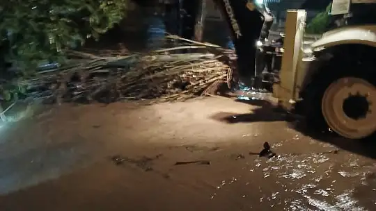 Büyükşehir Ekipleri Geceyi Ayakta Geçirdi