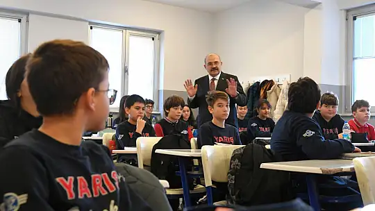 Eğitime Yakın İlgi: Vali İsmail Ustaoğlu Yarış Ortaokulu'nu Ziyaret Etti