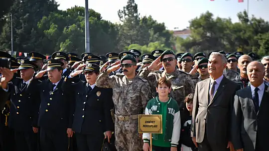 Cumhuriyet Bayramı'nın 101'inci Yıldönümü kutlama etkinlikleri Çelenk Töreni