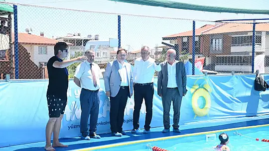 Çocuklar Yüzmeyi Karesi Millet Bahçesi'nde Öğreniyor
