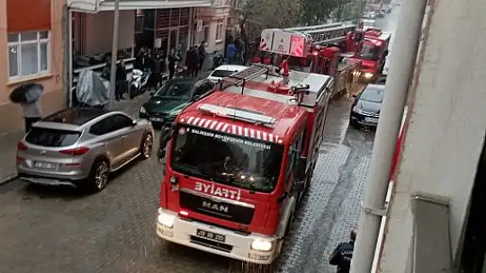 Yatalak İki Kişi Yanan Binada Mahsur Kaldı