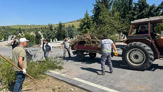 BAYRAM ÖNCESİ MEZARLIKLAR BAKIMDA