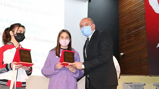 İstiklal Marşı'nın Kabulü ve Mehmet Akif Ersoy'u Anma Günü Edremit'te Kutlandı