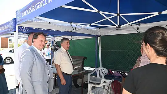 Çocuklar Yüzmeyi Karesi Millet Bahçesi'nde Öğreniyor