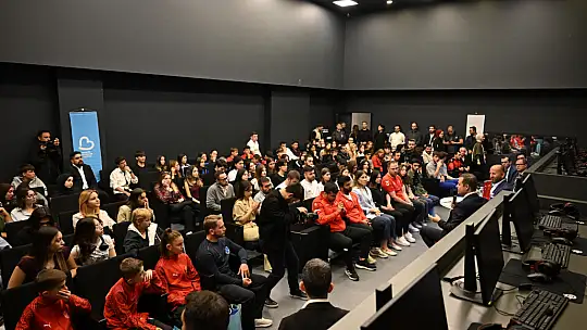 Ahmet Akın, Gençlik Haftası'nda gençlerle ve sporcularla buluştu
