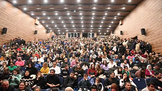ALTIEYLÜL'DE SİNEMA VE TİYATRO ETKİNLİKLERİ BÜYÜK BEĞENİ TOPLADI