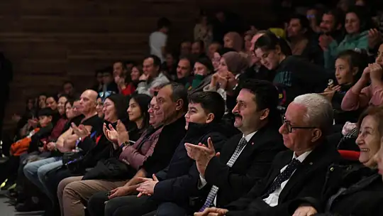 ALTIEYLÜL'DE SİNEMA VE TİYATRO ETKİNLİKLERİ BÜYÜK BEĞENİ TOPLADI