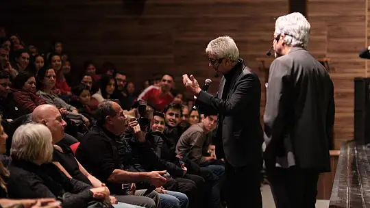ALTIEYLÜL'DE SİNEMA VE TİYATRO ETKİNLİKLERİ BÜYÜK BEĞENİ TOPLADI