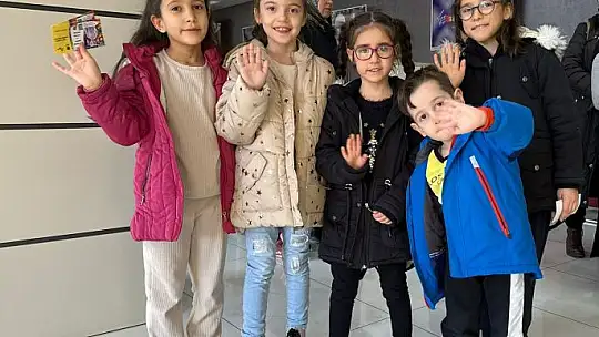 ALTIEYLÜL'DE SİNEMA VE TİYATRO ETKİNLİKLERİ BÜYÜK BEĞENİ TOPLADI