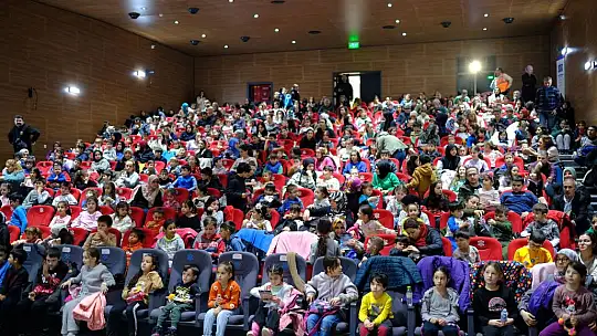 ALTIEYLÜL'DE SİNEMA VE TİYATRO ETKİNLİKLERİ BÜYÜK BEĞENİ TOPLADI