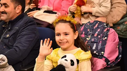 ALTIEYLÜL'DE SİNEMA VE TİYATRO ETKİNLİKLERİ BÜYÜK BEĞENİ TOPLADI