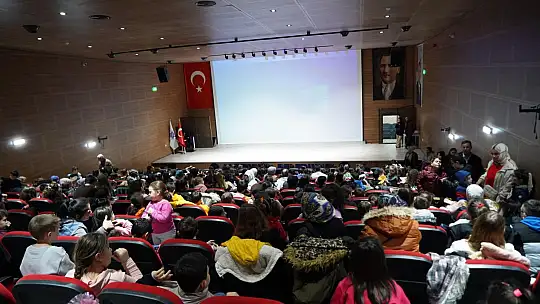 ALTIEYLÜL'DE SİNEMA VE TİYATRO ETKİNLİKLERİ BÜYÜK BEĞENİ TOPLADI
