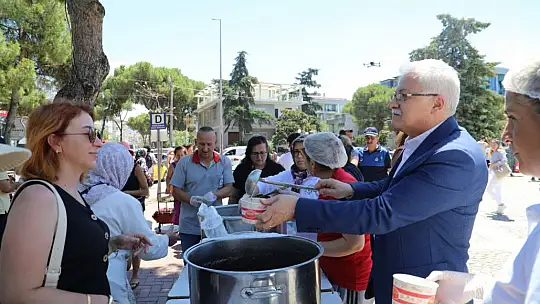 Başkan Deveciler Elleriyle Aşure Dağıttı