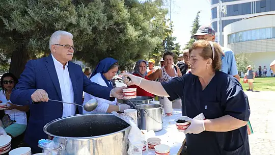 Başkan Deveciler Elleriyle Aşure Dağıttı