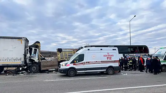 Yolcu otobüsünün kamyona çarptığı kazada 3 KİŞİ ÖLDÜ, 33 KİŞİ DE YARALANDI