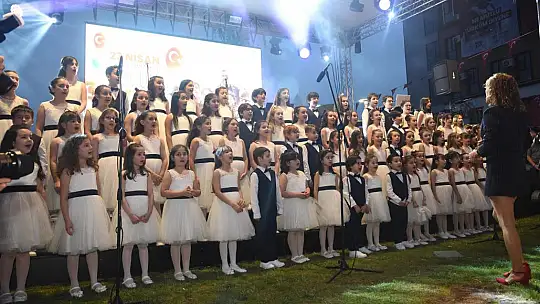 Çocuklar, 23 Nisan kutlamalarında doyasıya eğlendi