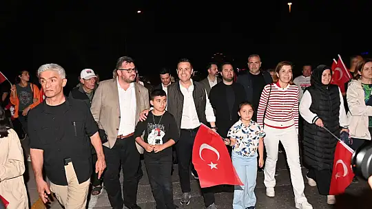 Fener Alayı'nda caddeler kırmızı beyaza büründü