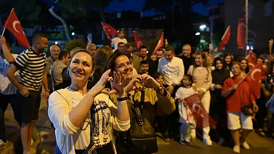 Fener Alayı'nda caddeler kırmızı beyaza büründü
