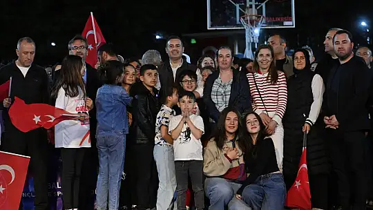 Fener Alayı'nda caddeler kırmızı beyaza büründü