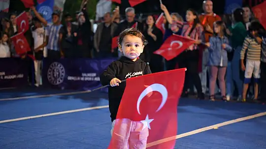 Fener Alayı'nda caddeler kırmızı beyaza büründü